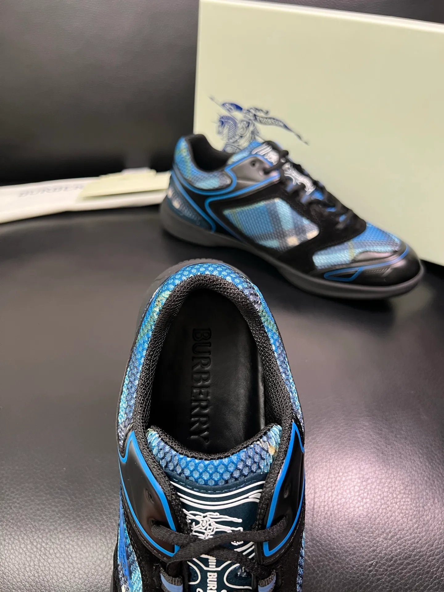Men's shoes 💰740 BURBERRY top crafts Burberry counter synchronization, original factory configuration imported cowhide fabrics from Italy, high-quality complex splicing process, imported cowhide inner pads, breathable and comfortable, soles: original soles specially provided by the original factory, original and single goods High quality welcome to compare, code number 38-44 (customized 45 46) 85855